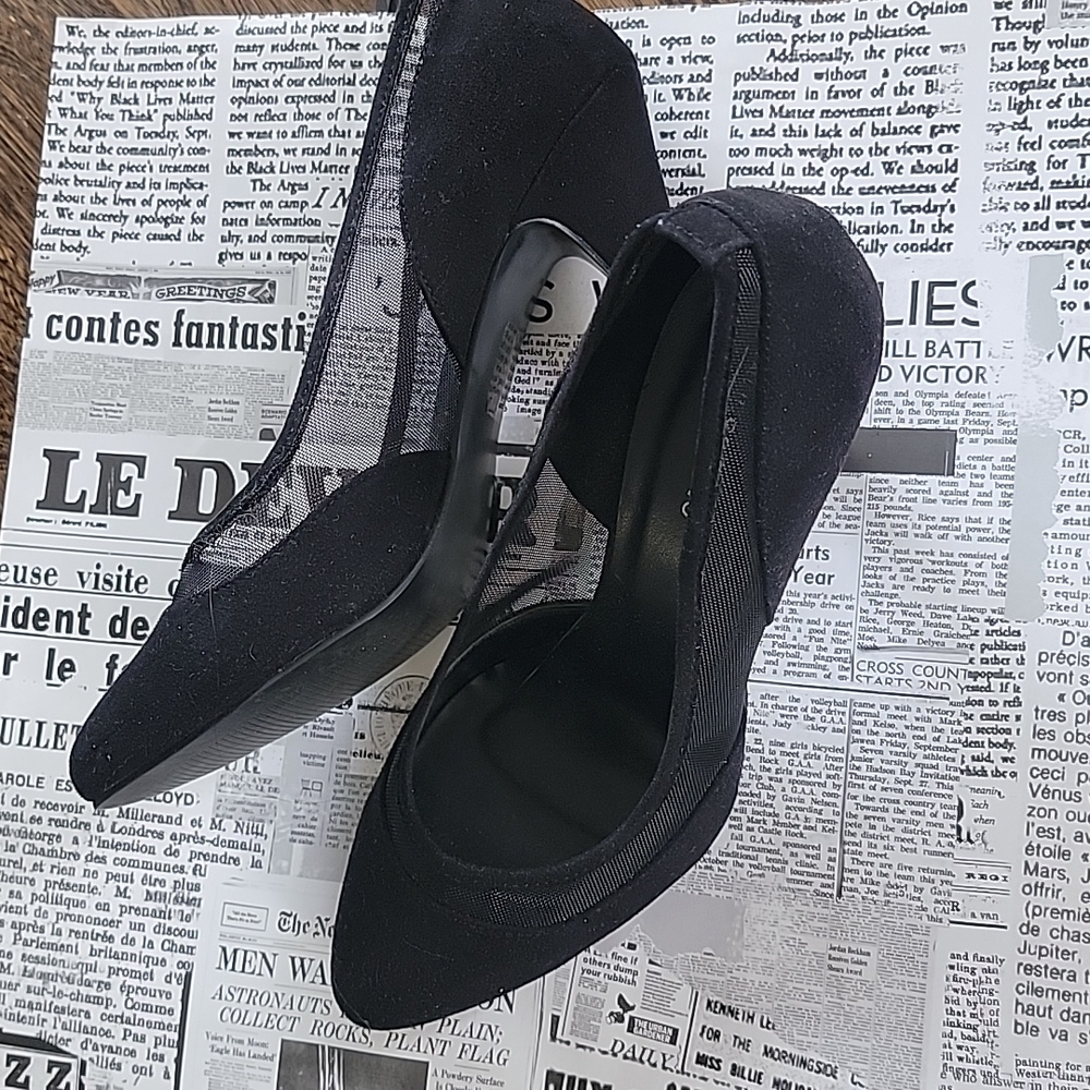 Size 8 black pumps